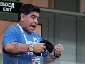مارادونا يجهش بالبكاء لسقوط الأرجنتين