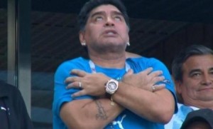 بالصور .. ردّات فعل مارادونا تثير الجدل .. والجمهور يسأل "ماذا يتعاطى"؟!