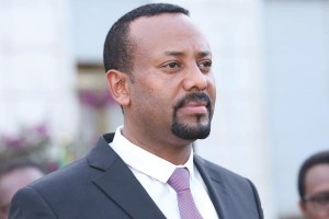 في زيارة تاريخية .. رئيس وزراء اثيوبيا يصل الى إريتريا