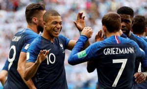 لاعبو فرنسا يثيرون الجدل في المهلى الليلي .. هذا ما فعلوه!