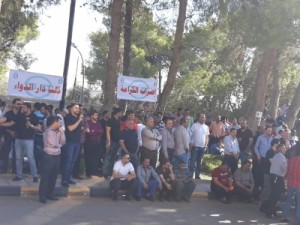 بالصور .. موظفو “دار الدواء” يبدأون اعتصاماً مفتوحاً