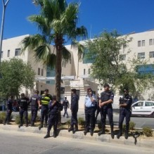 بالصور ... سائقو "الأصفر" يعتصمون امام مكافحة الفساد