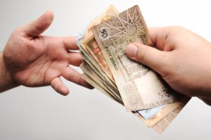 المالية تعلن صرف رواتب الموظفين قبل العيد