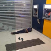 بالصورة ...وسط غياب وزارة التنمية ....شاب " مشرد " ينام على مدخل احد البنوك في اربد