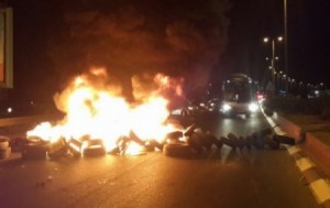 بالصور..شغب في راس العين على خلفية وفاة حدث دهساً بمركبة امنية