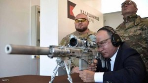 "القناص" بوتن يستعرض مهاراته من "أبعد مسافة"