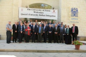 جامعة البترا تبحث مجالات التعاون مع جامعة كوينز البريطانية