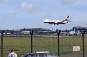 بالفيديو .. لحظات رعب لطائرة أخفقت بالهبوط بدبلن بسبب العواصف