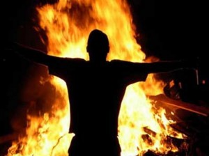 شاب عشريني بحالة سيئة بعد اشعاله النار في جسده بجرش