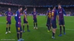 مشاجرة بين سواريز وبيكيه .. وميسي يتفرّج