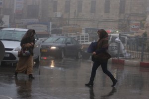 الدفاع المدني يدعو إلى الابتعاد عن أماكن تشكل السيول ومجاري الأودية خلال المنخفض الجوي