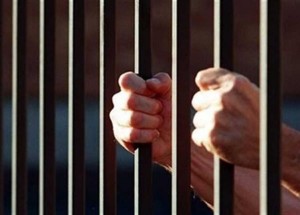 تغليظ عقوبة متهم اضرم النار بمنزل جاره الى السجن 14 عاما