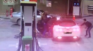أشخاص يهاجمون محطة وقود في عين غزال ويلحقون أضراراً مادية بها