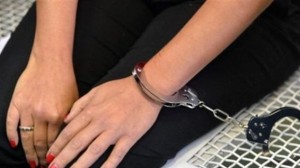 توقيف سيدة اسبوعا لابتزازها سائقي المركبات بالصراخ و خلع ملابسها في عمان