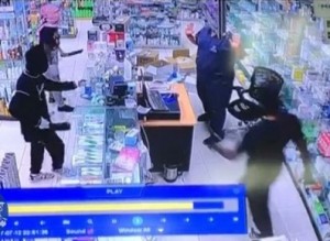 مطاردة تنتهي بالقبض على (4) اشخاص بعد تنفيذهم عملية سلب على احدى الصيدليات في عمان