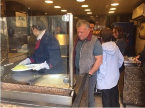 بالفيديو ... هذا ما قاله الاعلامي المصري عمرو أديب عن الملك وتناوله «الطعمية»