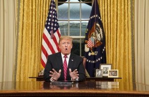 بالفيديو...ترامب يصدم الأمريكيين بهذا الطلب