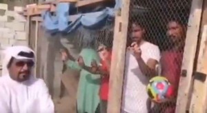 لهذا السبب...إماراتي يحبس هنودا في أقفاص ليشجعوا فريق بلاده!