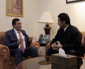 بالصور...الطراونة يخرج من جلسة النواب ويلتقي الشاب الذي قفز من شرفات المجلس