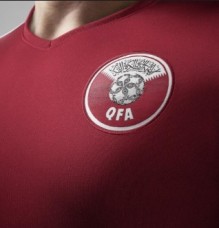 الإمارات تكشف تفاصيل القبض على شاب «ارتدى قميص منتخب قطر»