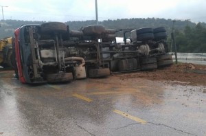 بالصور....اصابة اثر تدهور خلاط اسمنتي على طريق ياجوز