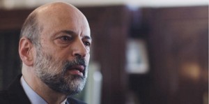 ضمن سياسة خفض النفقات الحكومية .. الرزاز يقلّص موكبه إلى سيارتين فقط