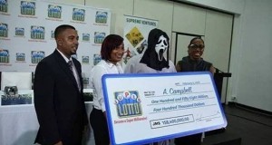 الفائز النذل.. شاب يغطى وجهه عند استلام جائزة المليون دولار