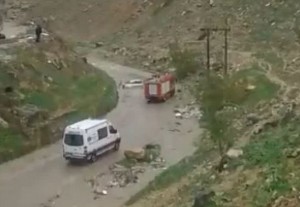 بالفيديو .. انقاذ 4 اشخاص علقت مركبتهم في منطقة وادي الغفر باربد