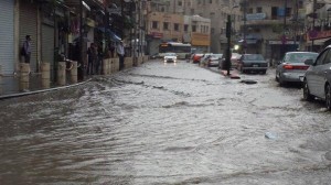 أزمة سير خانقة وارتفاع منسوب المياه بسبب الأمطار في شوارع العاصمة