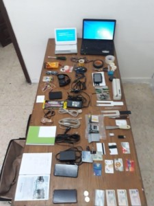 القبض على شخصين من جنسية أجنبية حاولا تركيب أجهزة ماسحة على صرافات آلية .