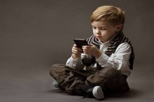 هذا هو السن المناسبة لحصول الأطفال على «هواتف ذكية»