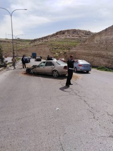 بالصور ...اصابة خمس اشخاص اثر حادث تصادم على طريق ياجوز