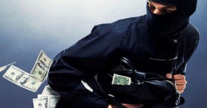 البحث الجنائي يلقي القبض على شخصين سرقا 15 ألف دينار من مطعم في الزرقاء