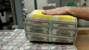 أغنى رجل في إفريقيا يسحب 10 ملايين دولار من مصرف فقط لرؤيتها!