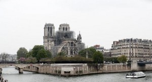 فرنسا تطلب مهندسين لإعادة بناء برج نوتردام
