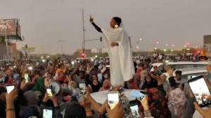 بالفيديو والصور .. أيقونة الثورة السودانية تتزوج جنديا