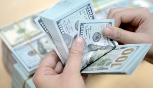 شاب يعثر على محفظة بداخلها 2000 دولاراً بالبترا.. وهذا ما فعله