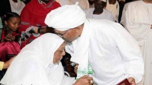 والدة البشير تطلب زيارته