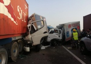 وفاتان و7 إصابات بحادث تصادم على الطريق الصحراوي