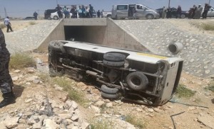 اصابة 13 شخص اثر تدهور باص نقل عام على طريق المفرق