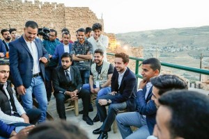 بالصور...ولي العهد يلتقي ناشطين في الكرك ويشاركهم الإفطار