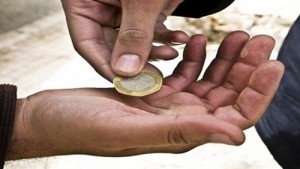 القبض على (3) متسولين انتحلوا صفة عمال وطن في عمان