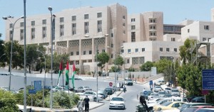 ذوو طفل مريض يحطمون مرافق وأجهزة غرفة عمليات في البشير