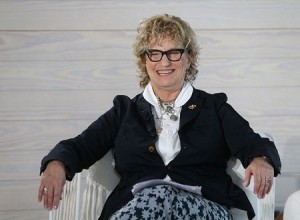 بالصور...حذاء رئيسة تحرير مجلة شهيرة يسبب لها الإحراج