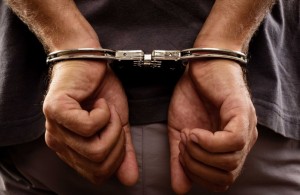 القبض على ثلاثة اشخاص قاموا بالاحتيال عبر صفحات مزورة لشخصيات عربية معروفة