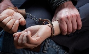 القبض على نائب سابق مصنف خطير متهم بجريمة قتل و بحوزته اسلحة اوتوماتيكية