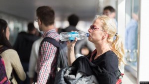 ماذا يحدث عند شرب الماء في عبوات بلاستيكية؟