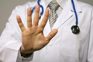 الأطباء: وزير الصحة خاطب الجهات المعنية لاعتبار الاعتداء على الأطباء