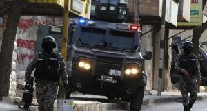 القبض على 3 اشخاص اشتركوا بأعمال شغب وحرق محلين تجاريين في مادبا