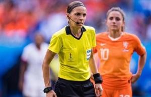 أول حكم أنثى تقود لقاء ليفربول وتشلسي في السوبر الأوروبي